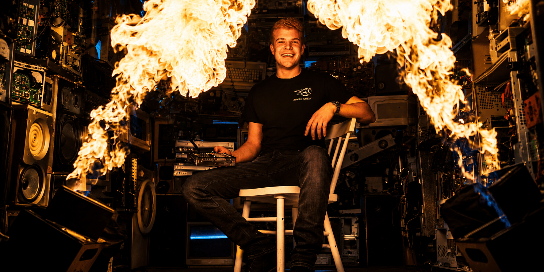 Janosch Bär von AKindofFire Pyrotechnik sitzt zwischen eindrucksvollen Flammeneffekten und steht für professionelle Feuerwerksinszenierungen mit Leidenschaft und Präzision.