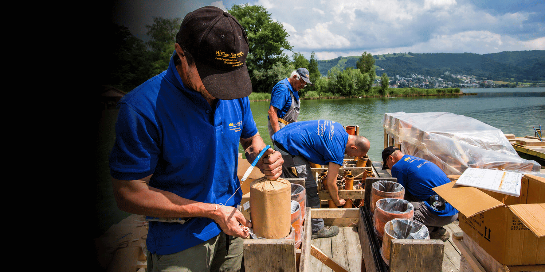Mitarbeiter der Hirt & Co. Fireworks AG beim Aufbau eines professionellen Feuerwerks am See.